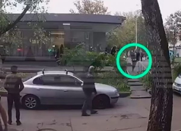 Появилось видео, как раненый полицейский убегает  от коллеги-стрелка в Москве