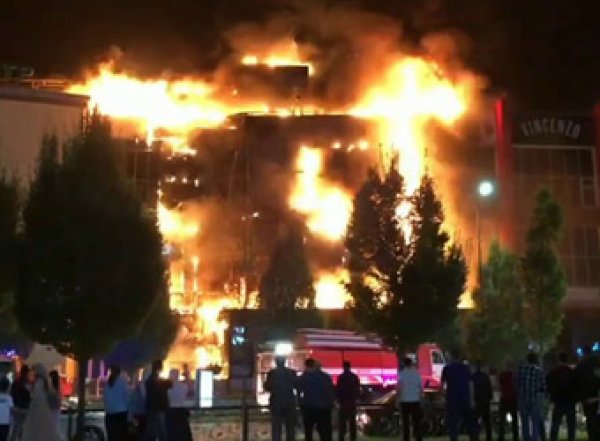 В Сети появилось видео пожара в крупнейшем ТЦ в Грозном