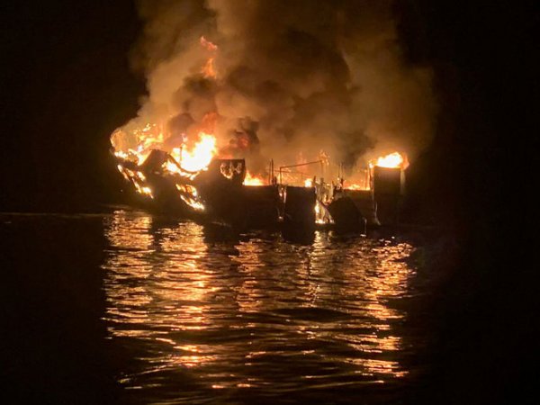 Пожар на яхте в Калифорнии с десятками жертв попал на видео