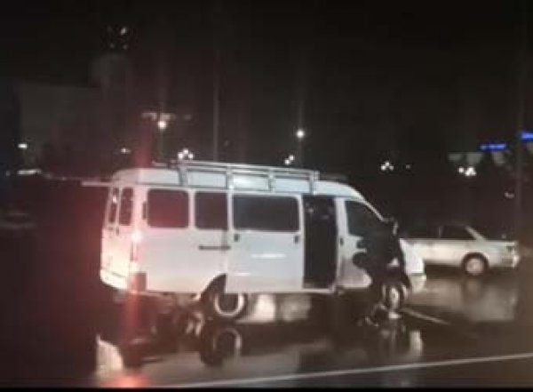 В Улан-Удэ росгвардейцы "выкурили" протестующих из автобуса дымовой шашкой: 15 задержанных