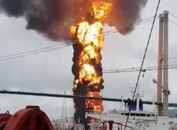 В Южной Корее взорвалось судно с россиянами: страшный пожар попал на видео