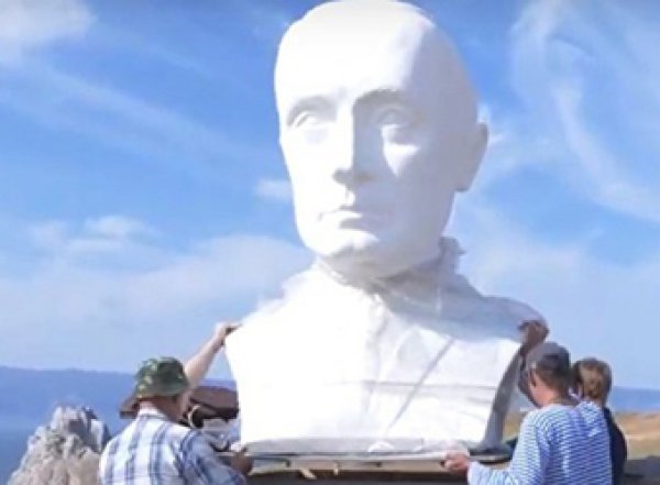 Жители Байкала установили гигантский бюст Путина, чтобы было кому жаловаться (ВИДЕО)