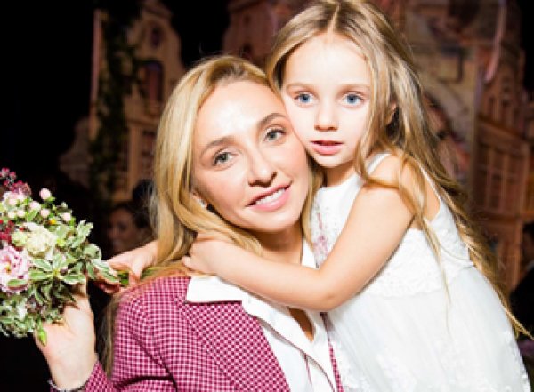 «Девочки похожи на отцов»: Навка показала милое фото с дочками от Пескова и Жулина