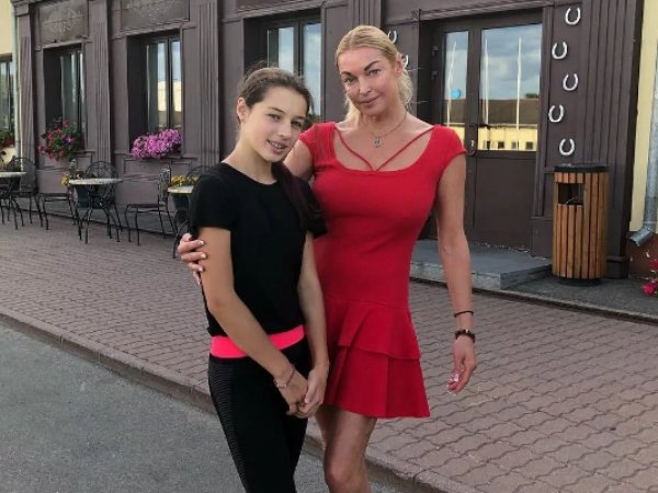 "Всю жизнь это скрывала": Волочкова раскрыла тайну нападения на свою дочь