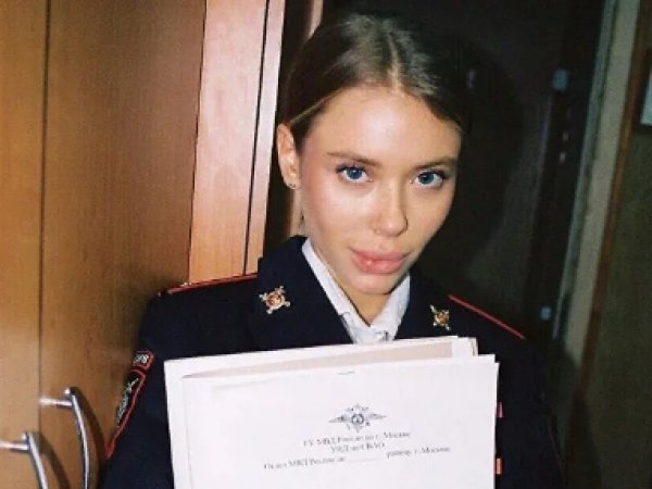 Россиянка устроила откровенную фотосессию в отделении МВД в Москве, возмутив Сеть