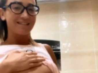 После ужина: развязная Бузова вульгарно оголила грудь и ягодицы на домашнем видео в туалете