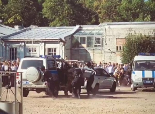 Питерский ОМОН устроил показательное задержание для школьников на "линейке"