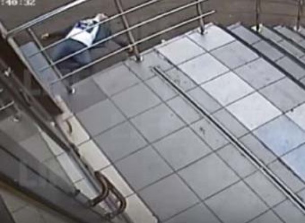 Видео с последними секундами жизни расстрелянного у метро полицейского попало в Сеть