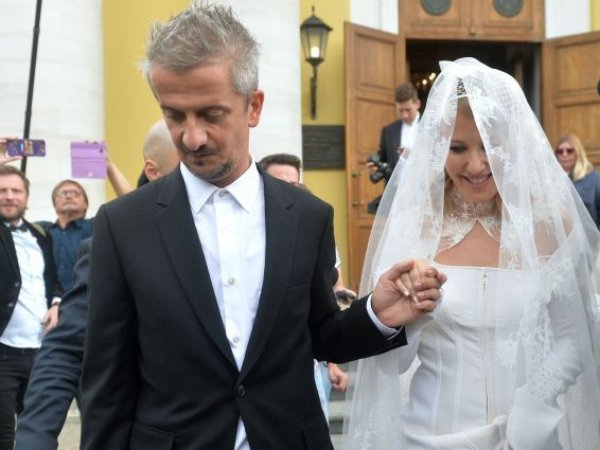 СМИ: Богомолова могут отлучить от церкви после венчания с Собчак