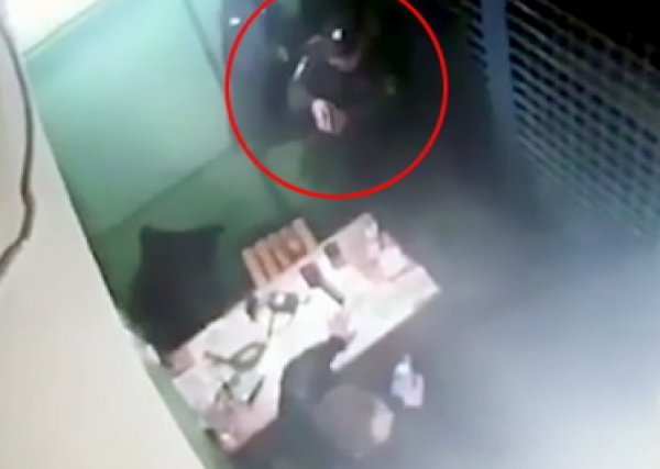 Видео расстрела полицейских коллегой на станции "Рязанский проспект" в Москве появилось в Сети