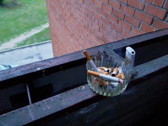 В России вступил в силу скандальный закон о курении на балконах

