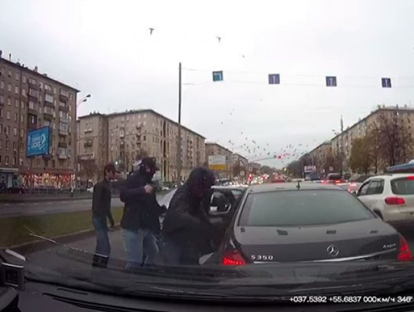 Участники дерзкого ограбления "Мерседеса" в Москве задержаны: видео нападения шокировало Сеть