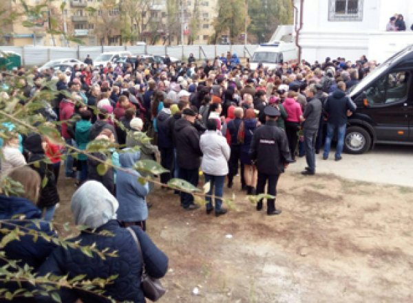 На похороны Лизы Киселевой в Саратове пришли сотни людей (ВИДЕО)