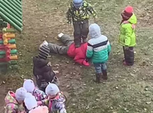В Ярославле малыши в детсаду толпой избили одногруппницу на глазах у взрослых (ВИДЕО)
