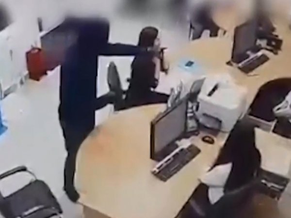 Ограбил, чтобы погасить долги по кредитам: нападение на банк в Тюмени попало на видео