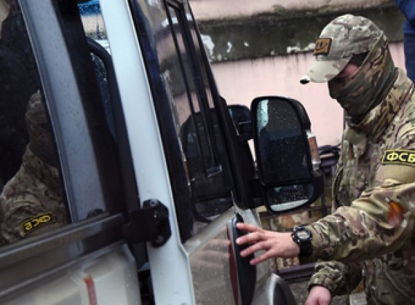 В Новосибирске полицейского уволили за фото сотрудников ФСБ и МВД с бандитами 