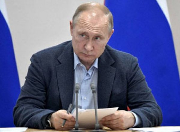 Путин потребовал не допускать фокусов в доплатах медикам