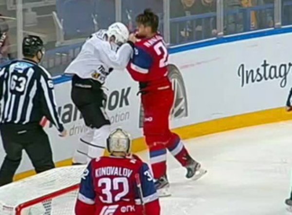 Как в ММА: жесткая драка хоккеистов КХЛ попала на видео