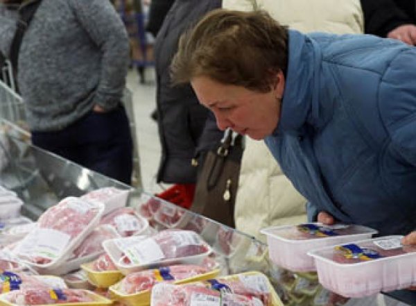 Росстат: половине россиян хватает денег лишь на еду и одежду