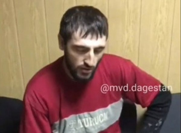 В Дагестане мужчина с топором напал на школу в маске Джокера