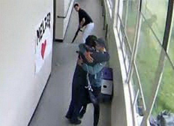 В США школьный тренер обезоружил объятиями слетевшего с катушек ученика с ружьем (ВИДЕО)