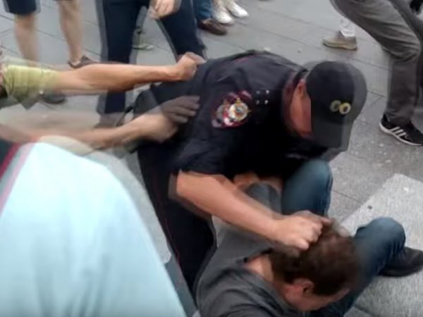 Опубликовано новое видео нападения на росгвардейца во время летней акции протеста в Москве