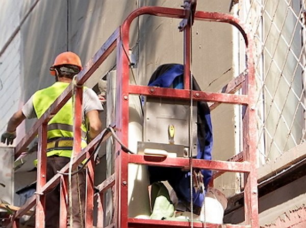В Москве упала строительная люлька с рабочими, есть погибшие