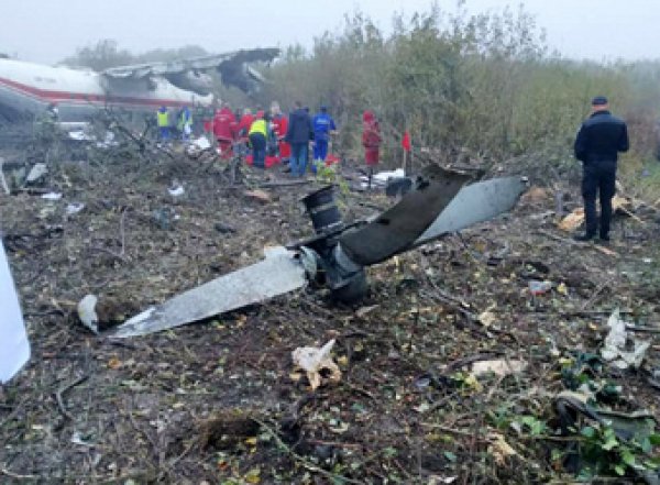 Украинский АН-12 сел возле кладбища  с четырьмя погибшими на борту (ФОТО)
