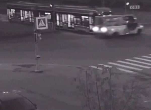 Видео столкновения маршрутки с трамваем в Петербурге появилось в Сети: 16 пострадавших