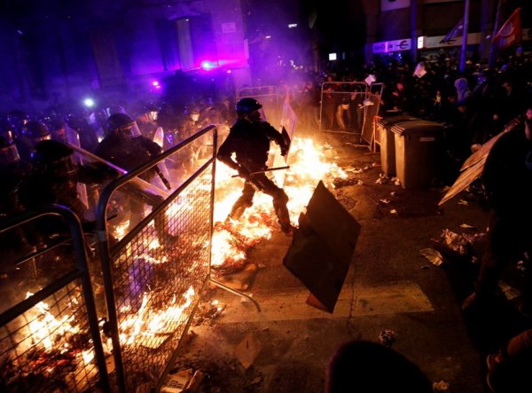 Барселона в огне: на акциях протеста в Каталонии пострадали 74 человека