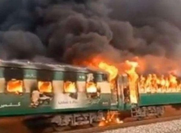 При взрыве в пассажирском поезде в Пакистане погибли более 60 человек, десятки ранены (ФОТО, ВИДЕО)