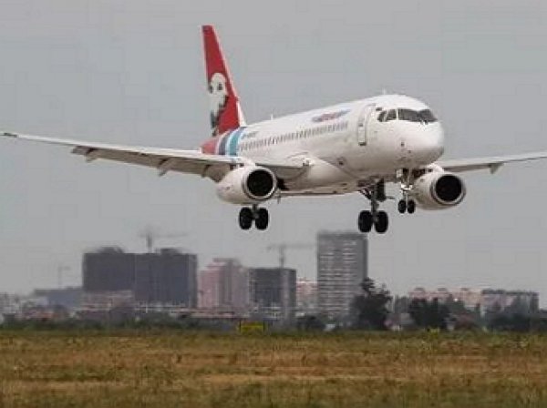 Самолёт SSJ-100 экстренно сел в Тюмени из-за отказа двигателя