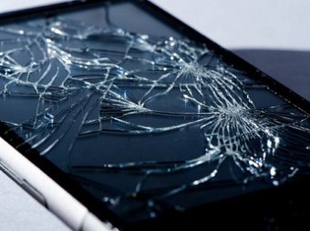 Автоэксперты узнали, зачем хитрые водители возят с собой разбитый телефон
