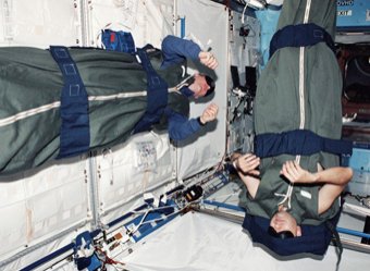 Спящие на орбите космонавты ужаснули Сеть нечеловеческими позами (ВИДЕО)