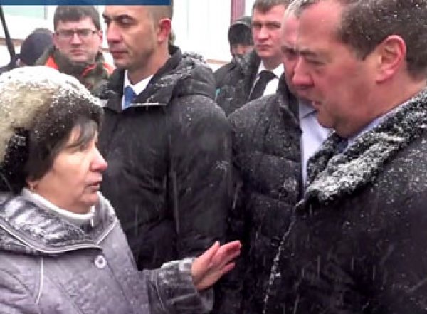 "Хотели сильно унизить": упавшая на колени перед Медведевым россиянка сделала заявление (ВИДЕО)