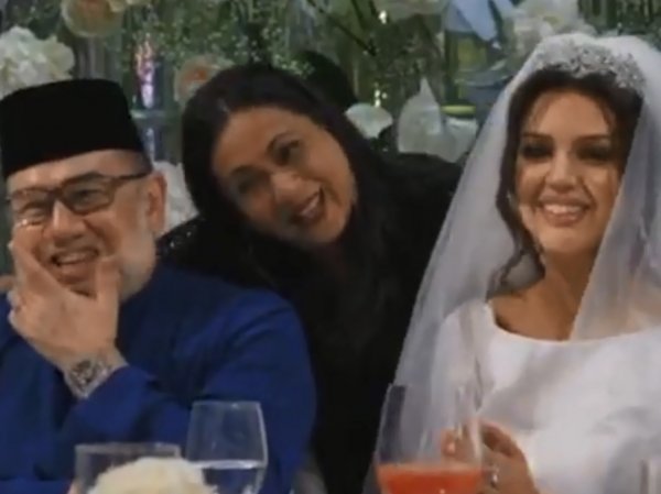 Опубликовано видео со свадьбы бывшего короля Малайзии и Оксаны Воеводиной