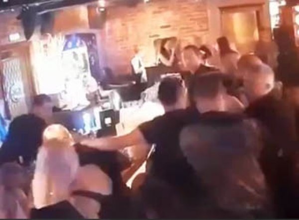 "Погрызли в баре": в Москве следователю военного СК откусили щеку за чужое место (ВИДЕО)