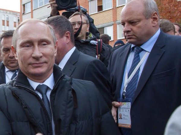 Закрывал лицо мальчика ладонью: неизвестное видео встречи Путина с народом появилось в Сети