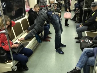В московском метро засняли на фото пассажирку с игрушкой для взрослых