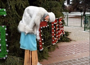 Дед Мороз нервно курит: Снегурочка из управления делами Президента РФ потрясла Сеть (ВИДЕО)