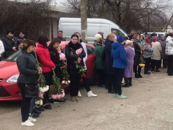 Мать убитой девочки в Крыму публично унизили на похоронах
