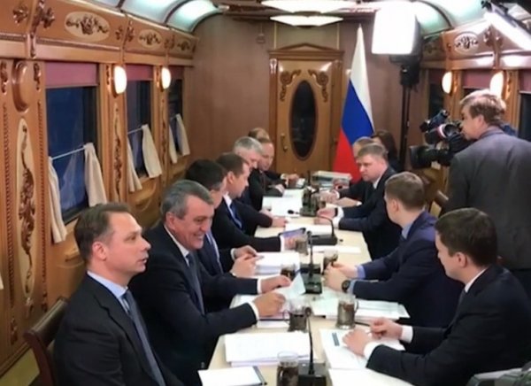 Опубликовано видео с совещания Медведева в поезде