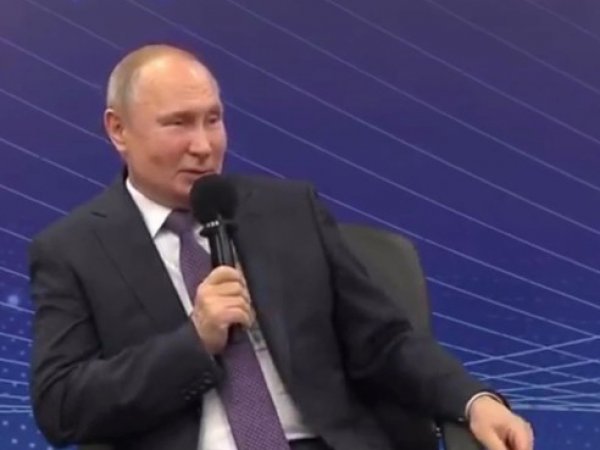 "Имею ли я право?": Путин повеселил анекдотом про бабушку у юриста (ВИДЕО)