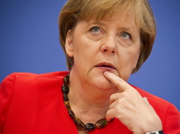 В Сеть слили видео падения Меркель на сцене