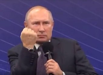 Кремль объяснил кулак Путина, показанный в ответ на просьбу о деньгах