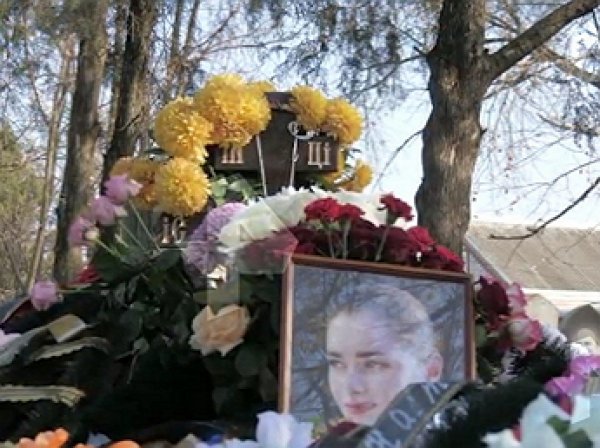 Мать убитой аспирантки СПбГУ увезли с похорон в реанимацию