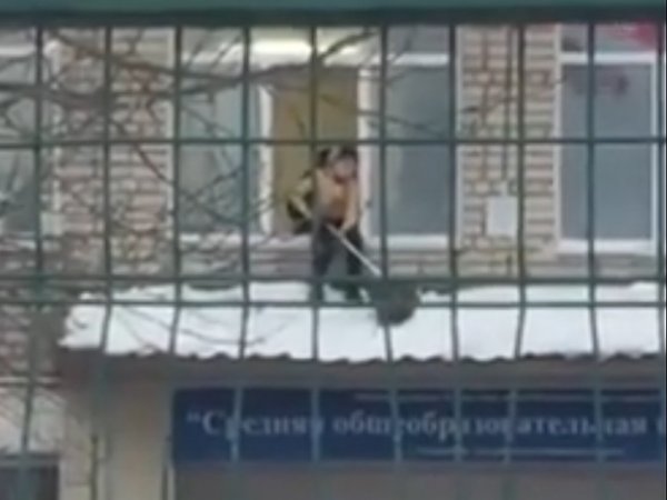 В Приморье засняли на видео раздетого по пояс ребенка, чистившего снег на крыше школы