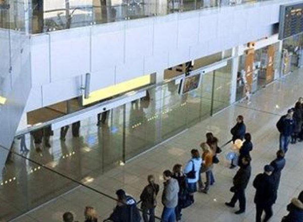 Три выстрела в спину: видео налета на курьера в аэропорту Екатеринбурга попало в Сеть