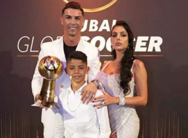 Роналду стал лучшим футболистом года по версии Globe Soccer Awards