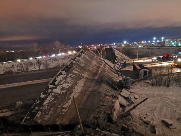 Момент обрушения моста в Оренбурге, раздавившем два авто, попал на видео